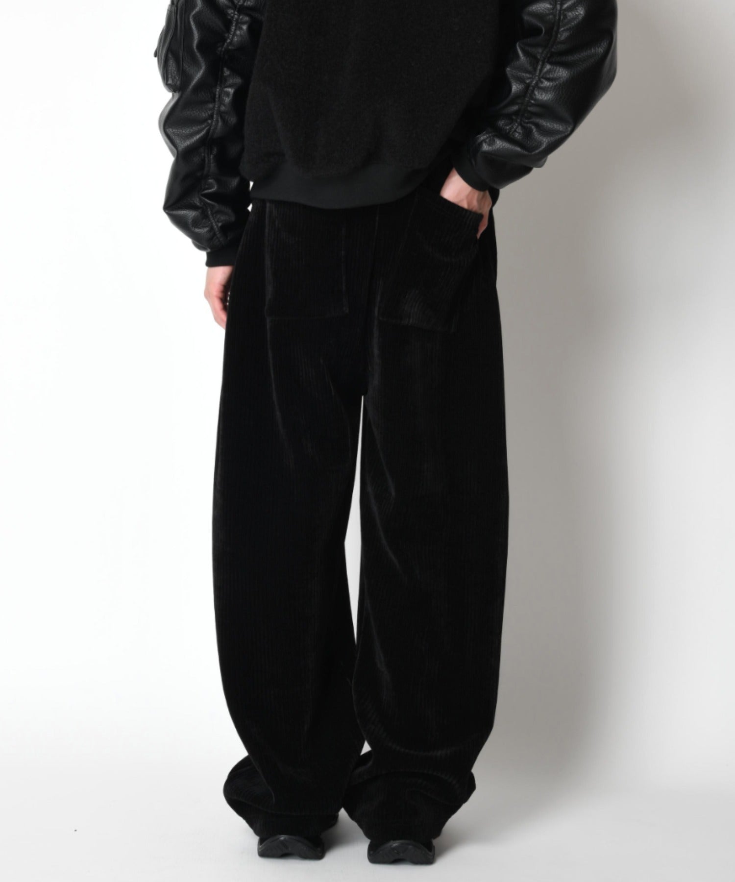 Stretch corduroy Side-tuck balloon pants - black
