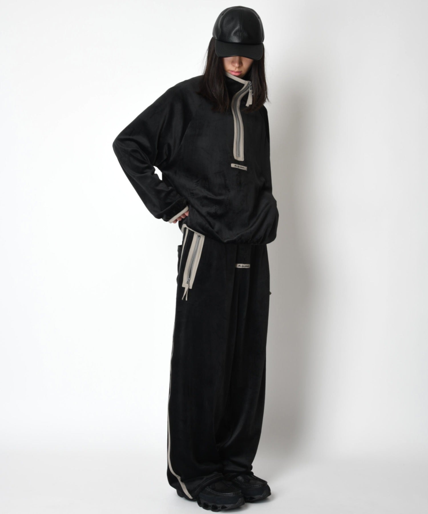 Velour barrel leg line pants - black/gy