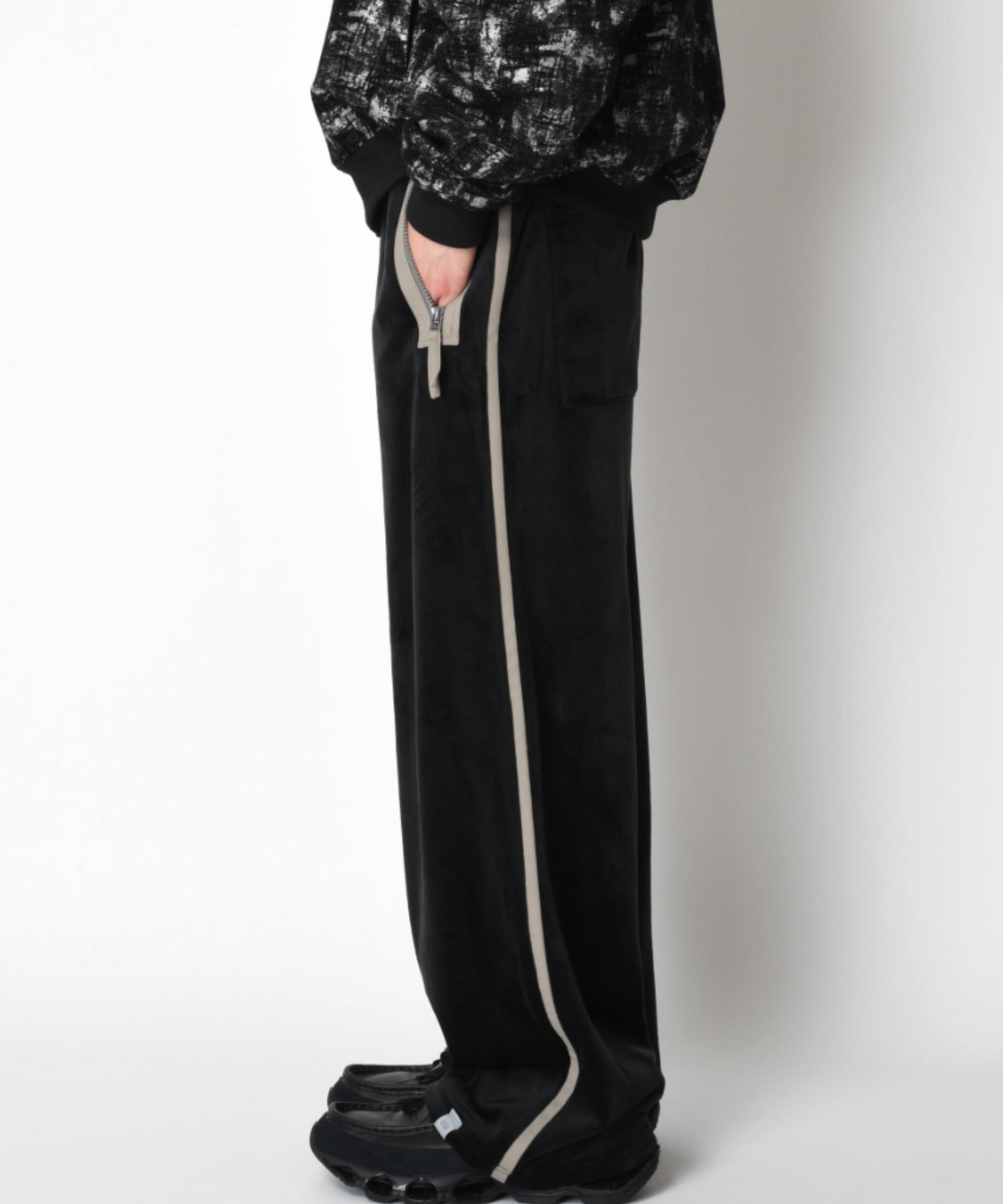 Velour barrel leg line pants - black/gy
