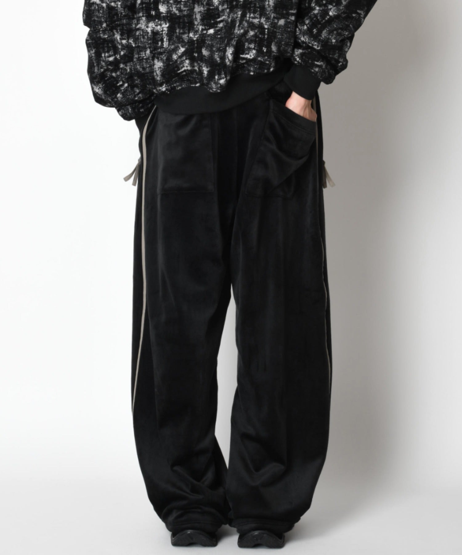 Velour barrel leg line pants - black/gy