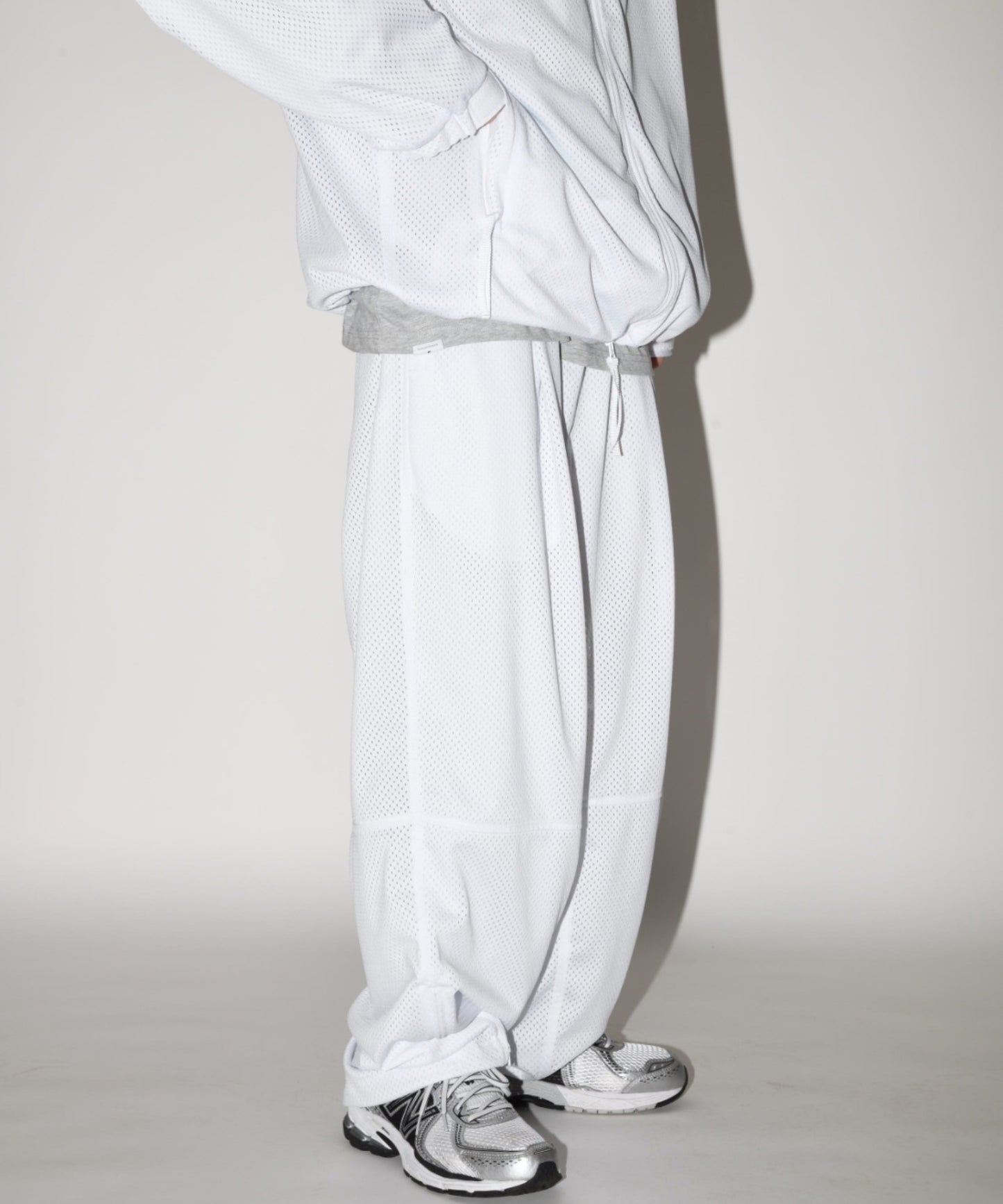 Technical mesh over trousers - white