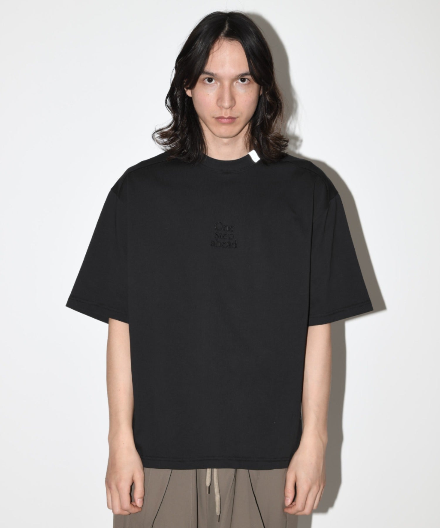 ”One step shead" S/S T-shirt - black