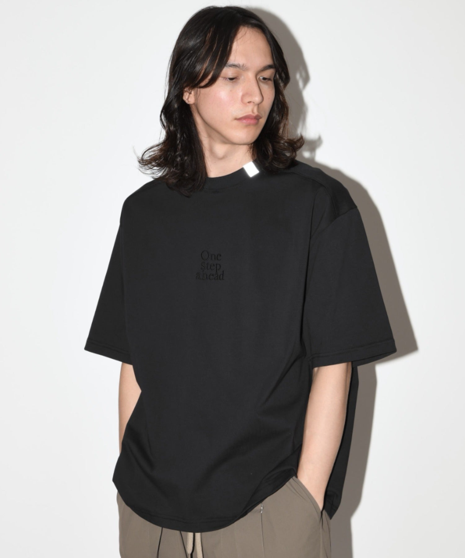 ”One step shead" S/S T-shirt - black