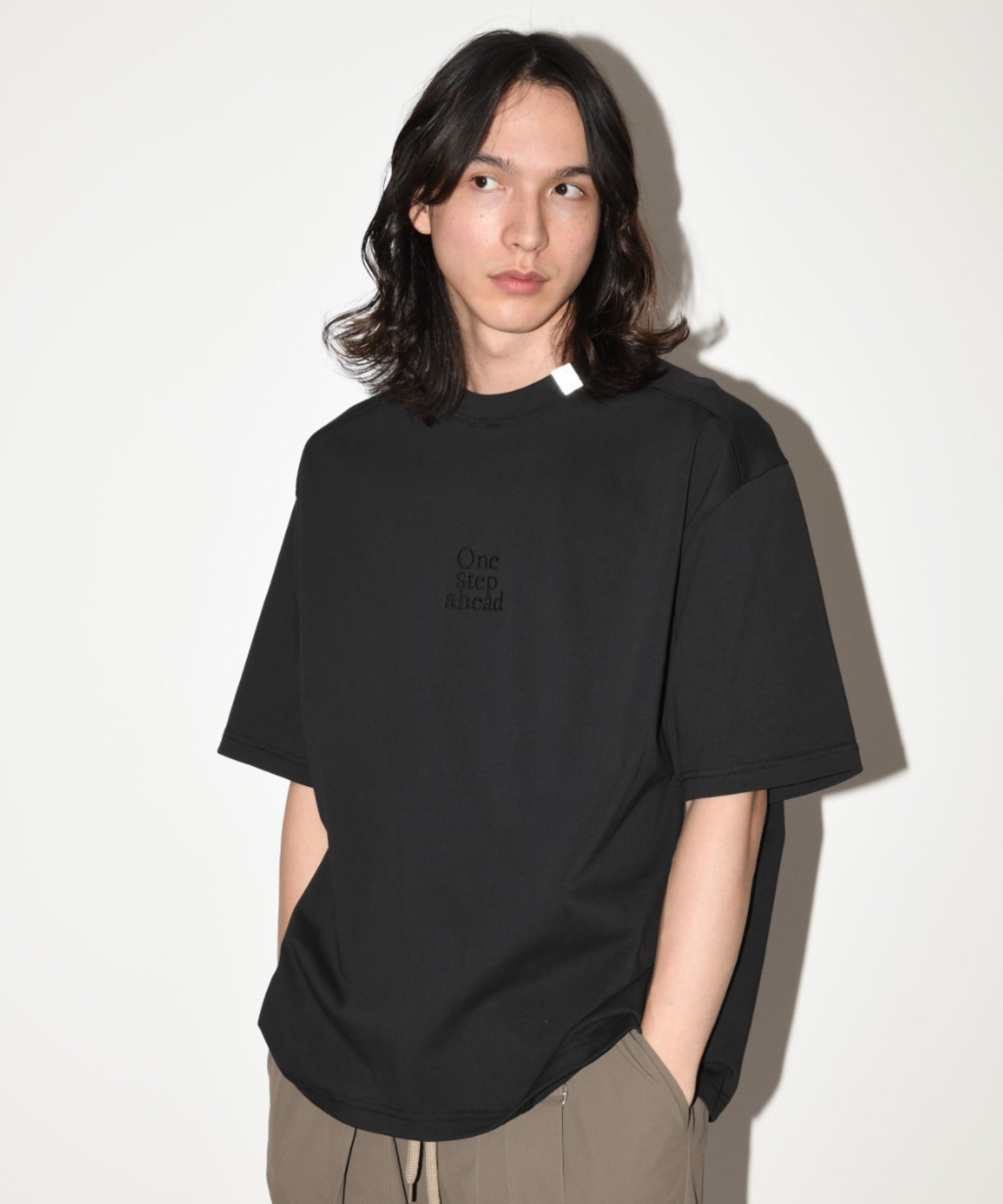 ”One step shead" S/S T-shirt - black
