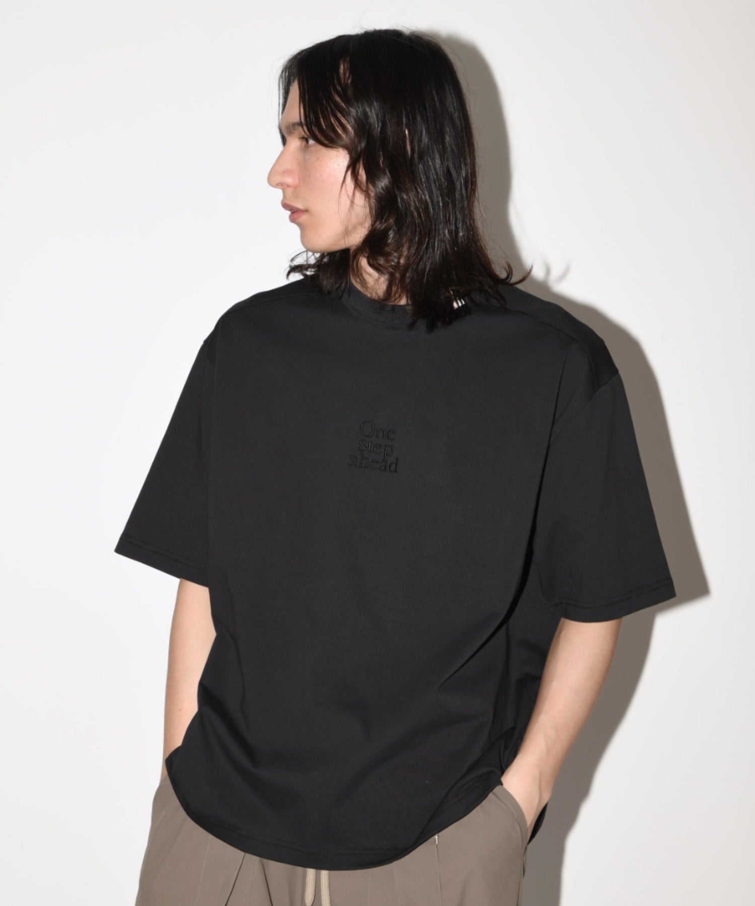 ”One step shead" S/S T-shirt - black