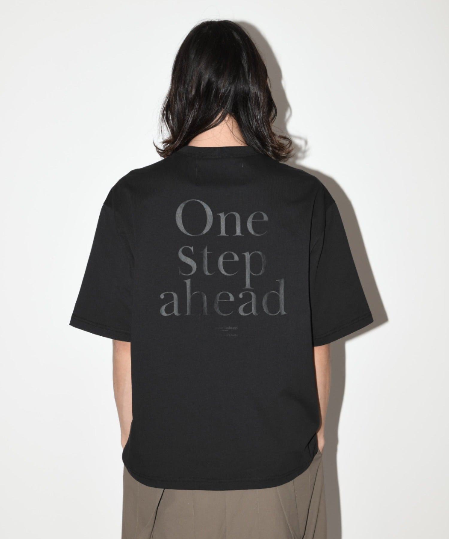 ”One step shead" S/S T-shirt - black