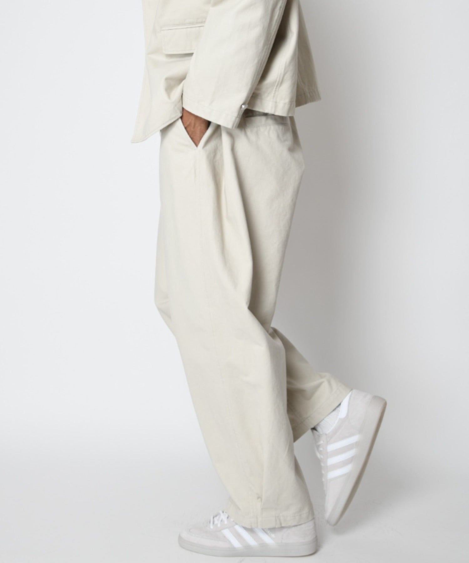 Pigment dyed Twill Side-tuck Wide Pants - ivory
