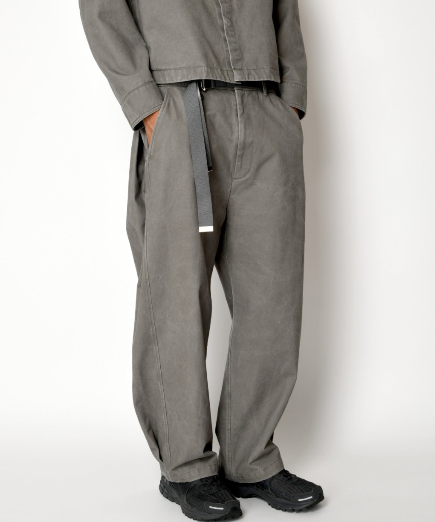 Pigment dyed Twill Side-tuck Wide Pants - ivory