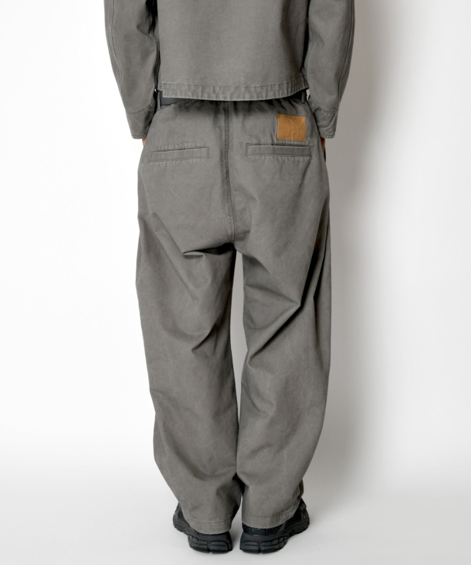 Pigment dyed Twill Side-tuck Wide Pants - ivory