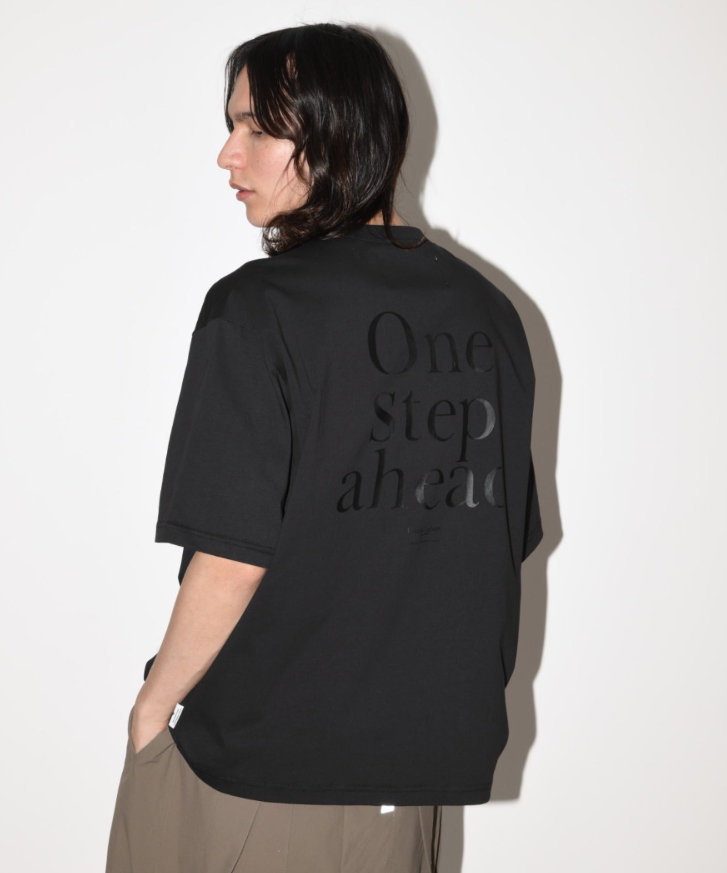 ”One step shead" S/S T-shirt - black