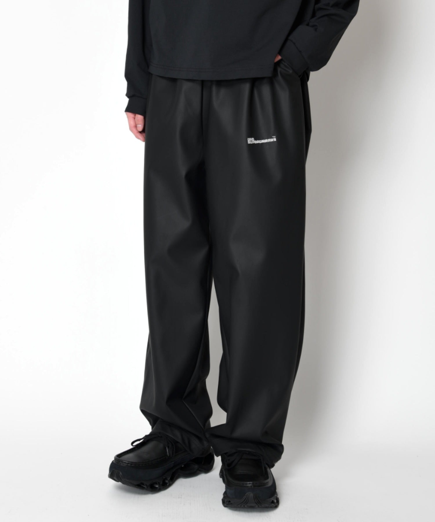 Side-tuck balloon pants - matte black